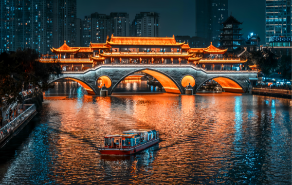 Chengdu Jiuyan Bridge: The Integration of Ancient and Modern under the Night Moon in Jinjiang and the Urban Fireworks Corridor