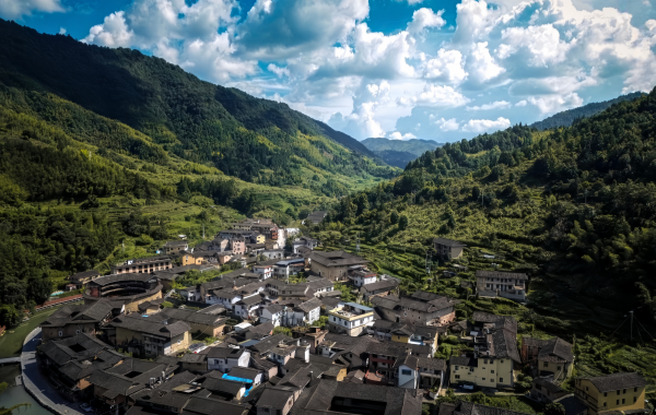 Nanjing Tulou: Hakka Homes and Mountain Legends Dentro de una plaza y un círculo